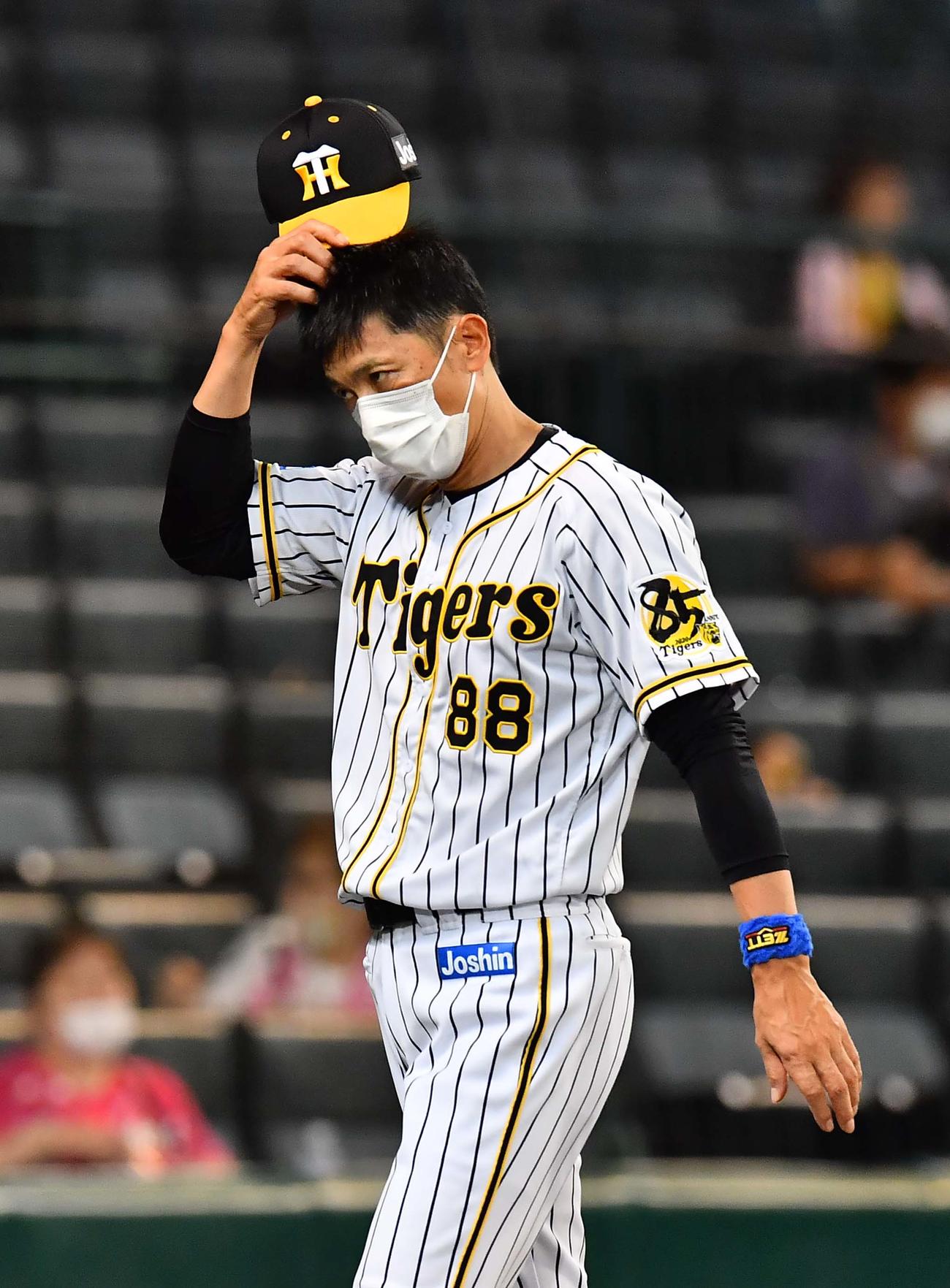 阪神対広島　交代を告げる矢野監督（撮影・上田博志）
