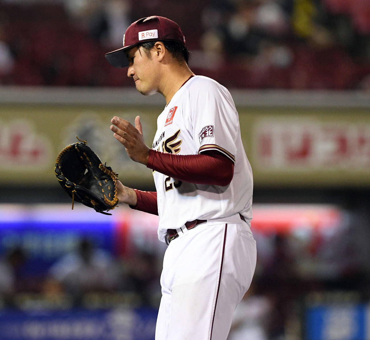 楽天対オリックス　6回表オリックス2死三塁、吉田正を遊ゴロに打ち取りグラブをたたく弓削（撮影・滝沢徹郎）