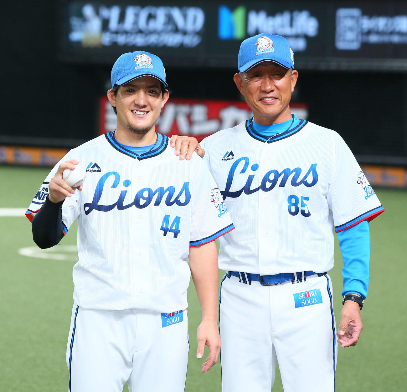 西武対ロッテ　初勝利の西武与座（左）は辻監督と笑顔を見せる（撮影・足立雅史）