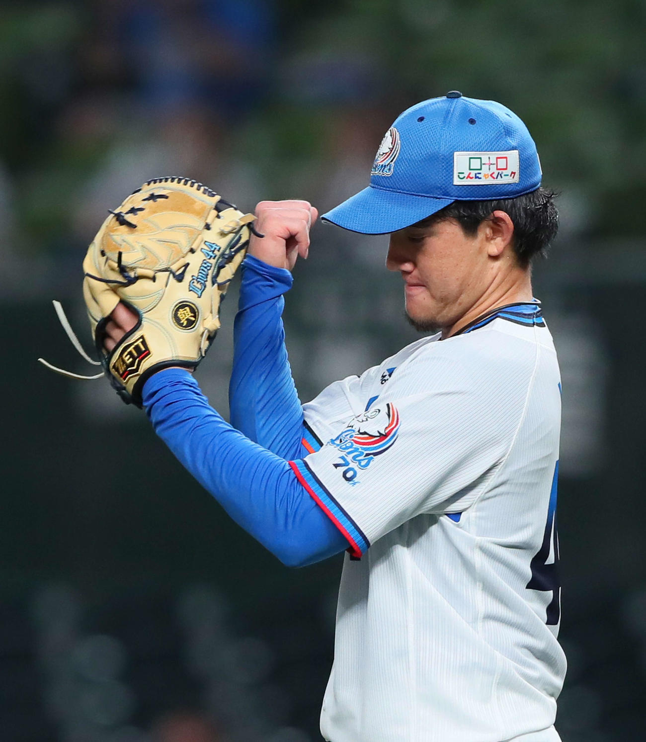 西武対ロッテ　5回表ロッテ2死、安田を中飛に仕留めグラブをたたく与座（撮影・足立雅史）