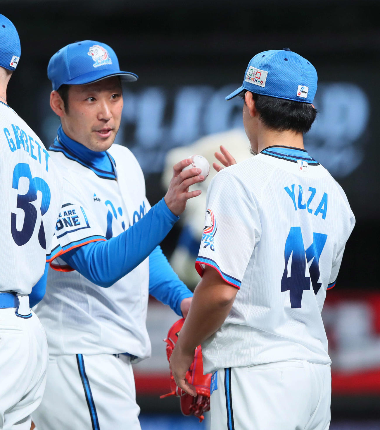 西武対ロッテ　西武与座（右）は増田から勝利球を受け取る（撮影・足立雅史）