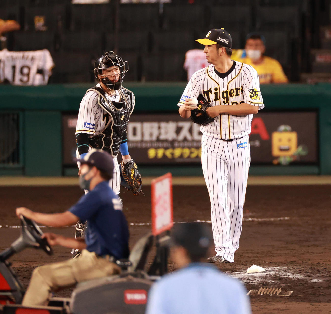 阪神対広島　8回、マウンドにあがる藤川球児（撮影・清水貴仁）