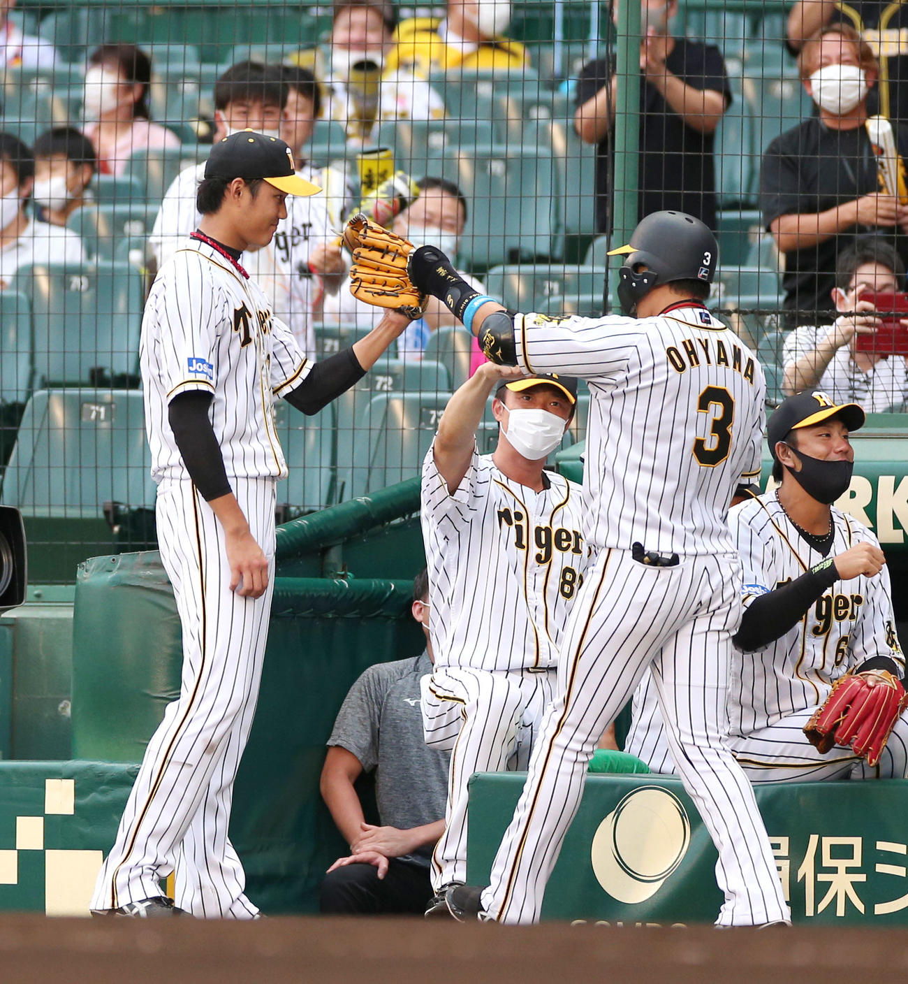 阪神対広島　1回裏阪神2死一塁、藤浪（左）は先制の中越え2点本塁打を放った大山（手前右）を出迎える（撮影・上山淳一）