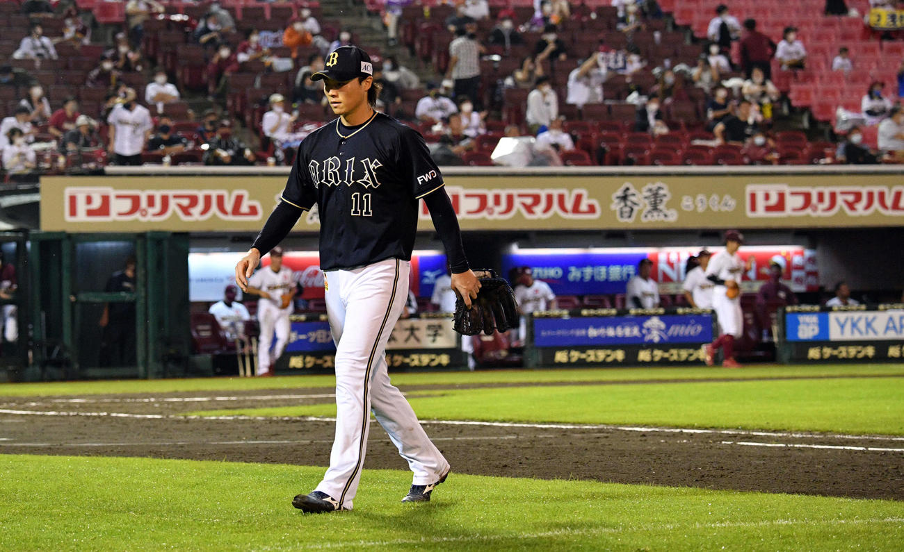 楽天対オリックス　7回裏、交代を告げられベンチへ引き揚げるオリックス山崎福（撮影・滝沢徹郎）