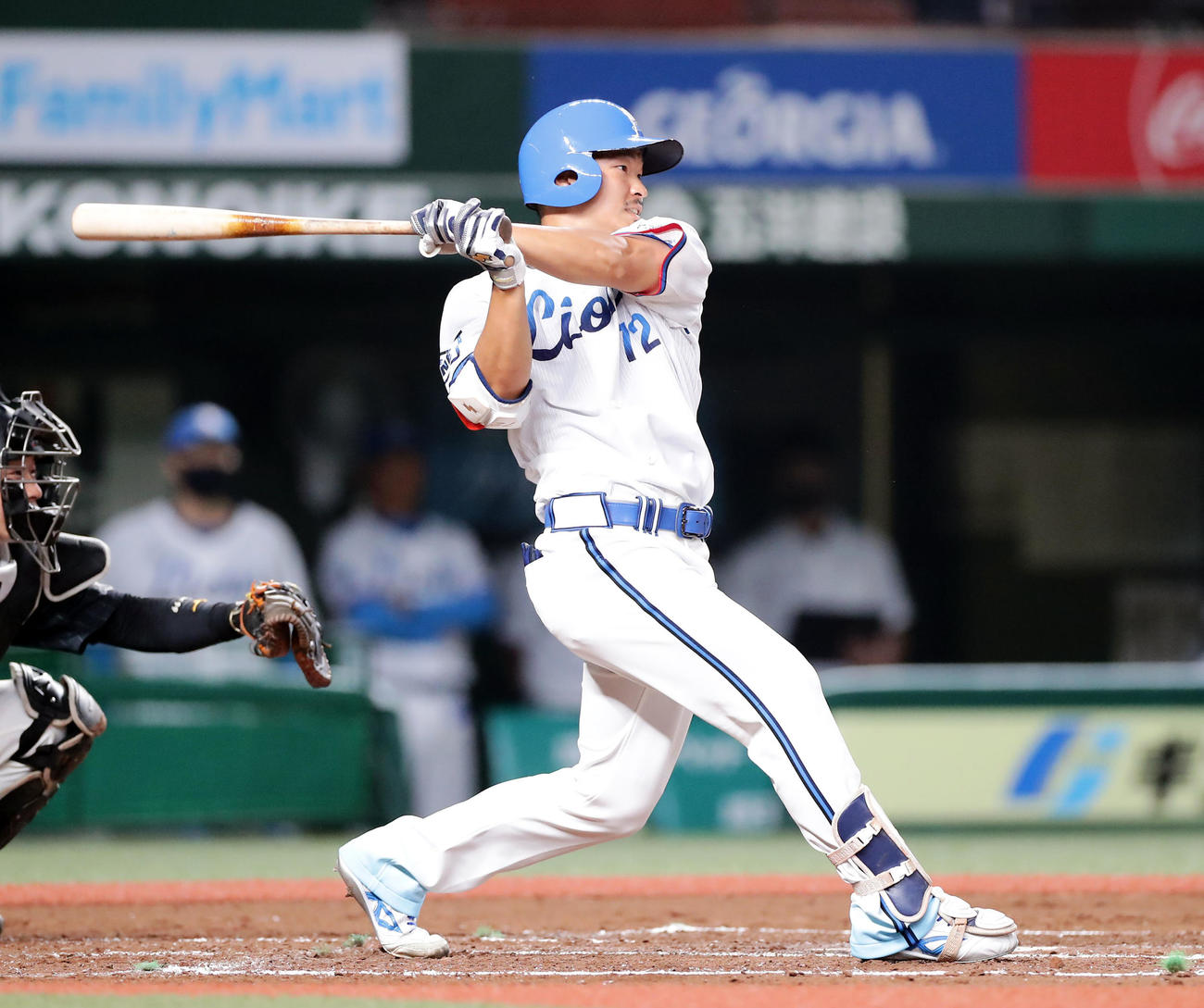 西武対ロッテ　2回裏西武2死三塁、川越は右越え2点本塁打を放つ（撮影・浅見桂子）