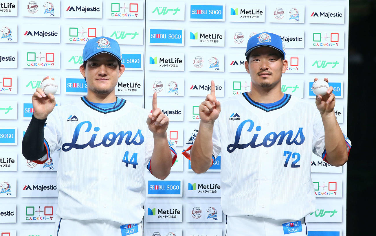 西武対ロッテ　初勝利の西武与座（左）は勝利球、初本塁打の川越は本塁打球を手に笑顔（撮影・足立雅史）