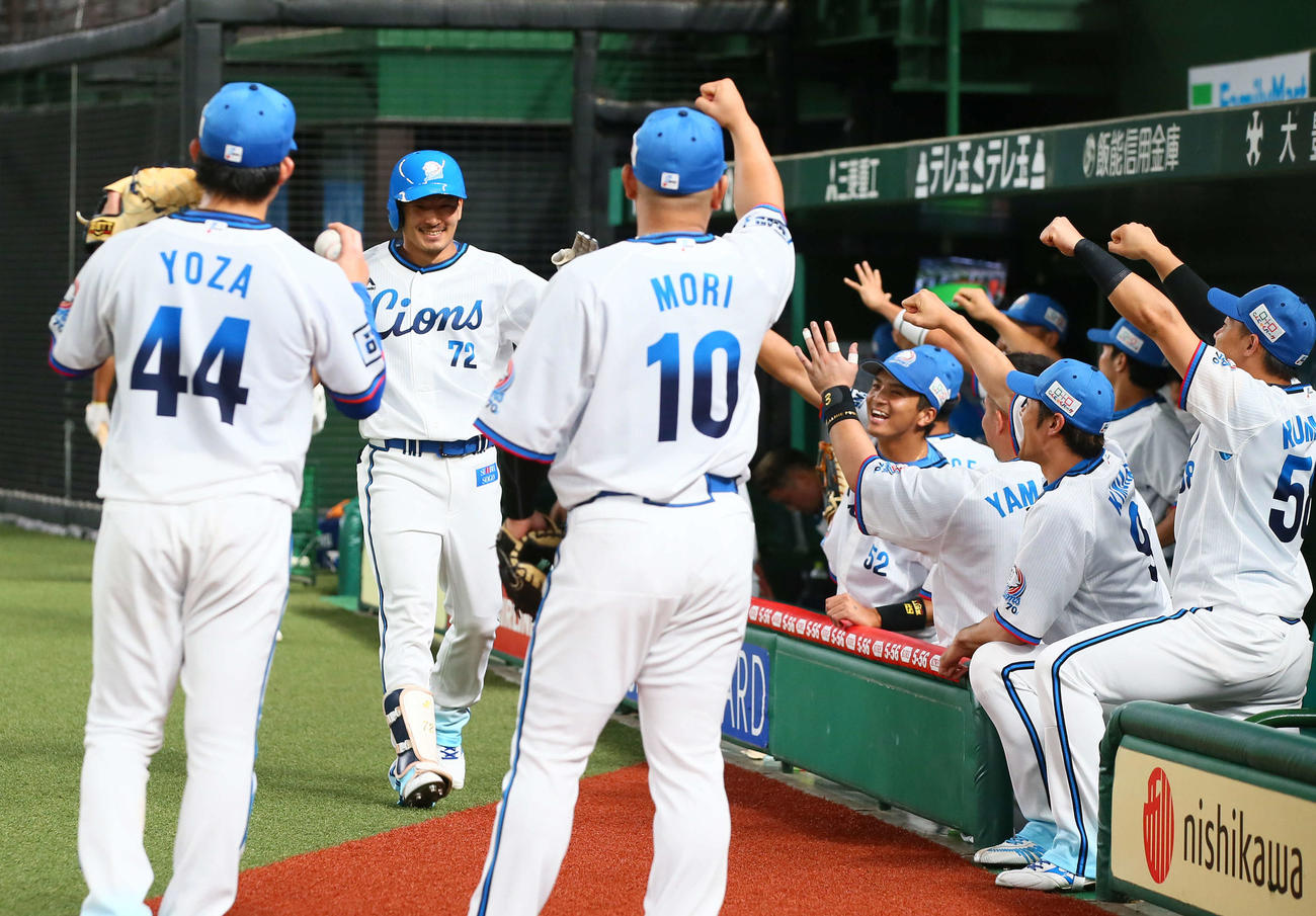 西武対ロッテ　2回裏西武2死三塁、右中間に2点本塁打を放ちナインの出迎えに笑顔を見せる川越（撮影・足立雅史）