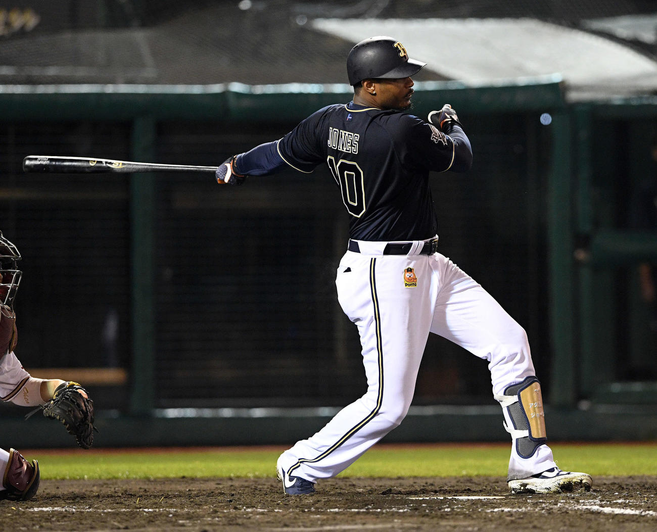 楽天対オリックス　8回表オリックス1死満塁、ジョーンズは左前同点2点適時打を放つ（撮影・滝沢徹郎）