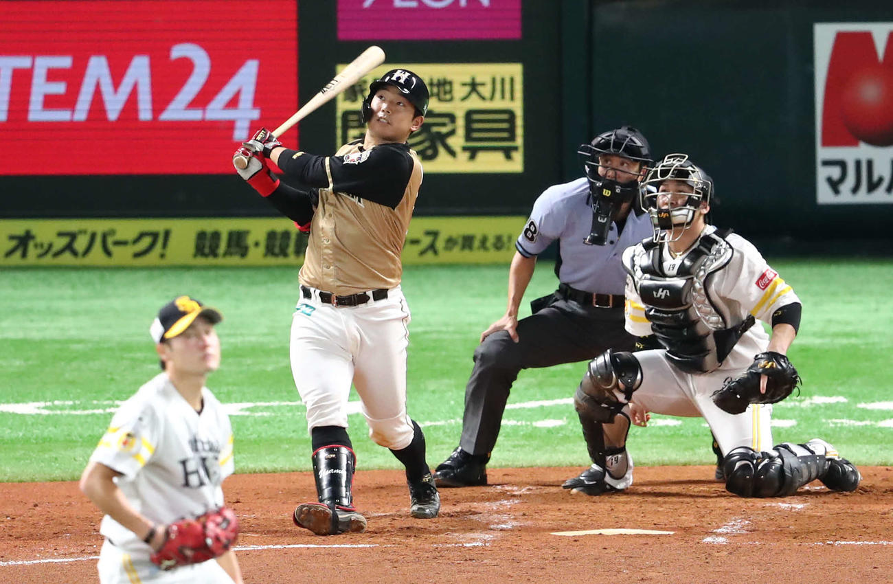 ソフトバンク対日本ハム　2回表日本ハム2死一、二塁、宇佐見は右越え逆転3点本塁打を放つ（撮影・梅根麻紀）