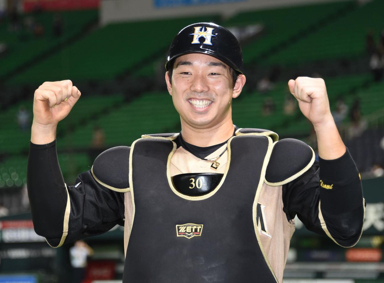 ソフトバンク対日本ハム　ヒーローインタビューでガッツポーズをする宇佐見（撮影・今浪浩三）