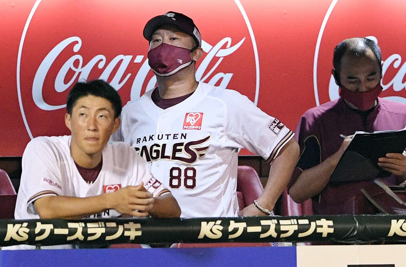 楽天対オリックス　引き分けに終わり両手を腰にやる楽天三木監督（中央）（撮影・滝沢徹郎）