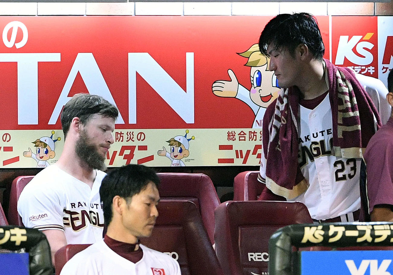楽天対オリックス　8回、同点に追いつかれた楽天ブセニッツ（奥左）はベンチへ戻り肩を落とす。奥右は弓削（撮影・滝沢徹郎）