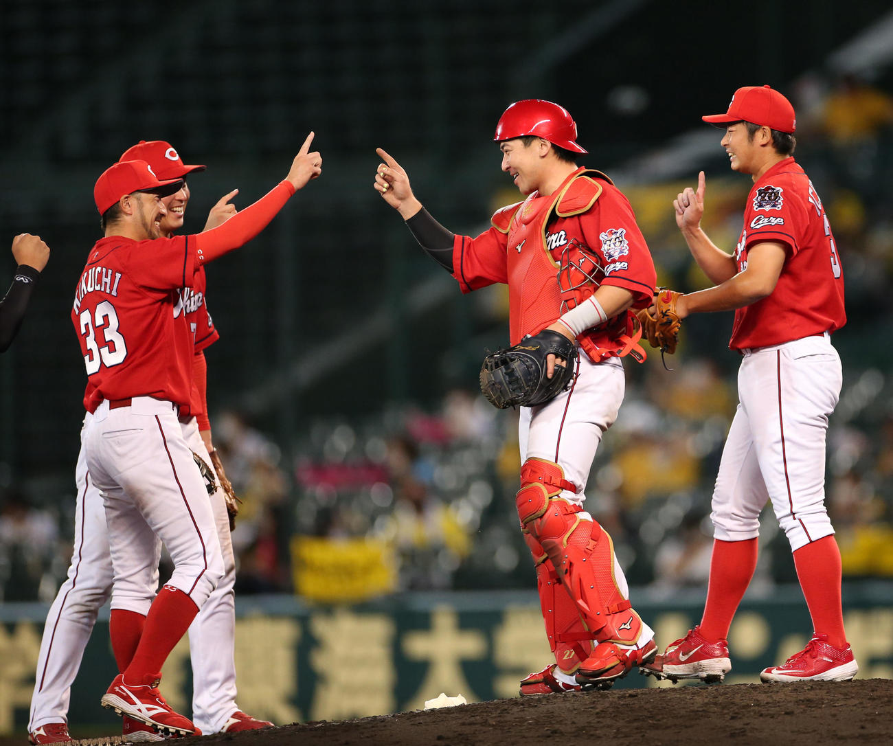 阪神対広島　試合を締めた広島一岡（右）はナインと勝利を喜ぶ（撮影・上山淳一）
