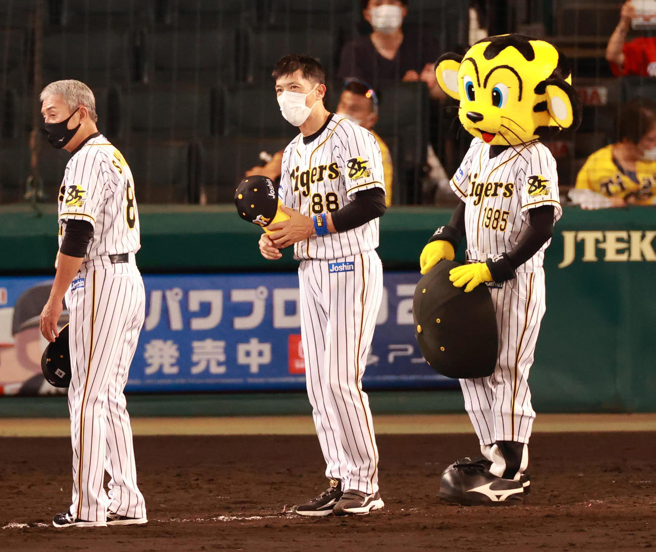 阪神対広島　試合を終えファンにあいさつする矢野耀大監督（撮影・清水貴仁）