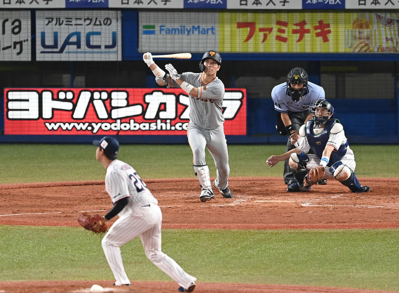 ヤクルト対巨人　4回表巨人無死一塁、右越え2点本塁打を放つ大城。投手吉田喜（撮影・鈴木みどり）
