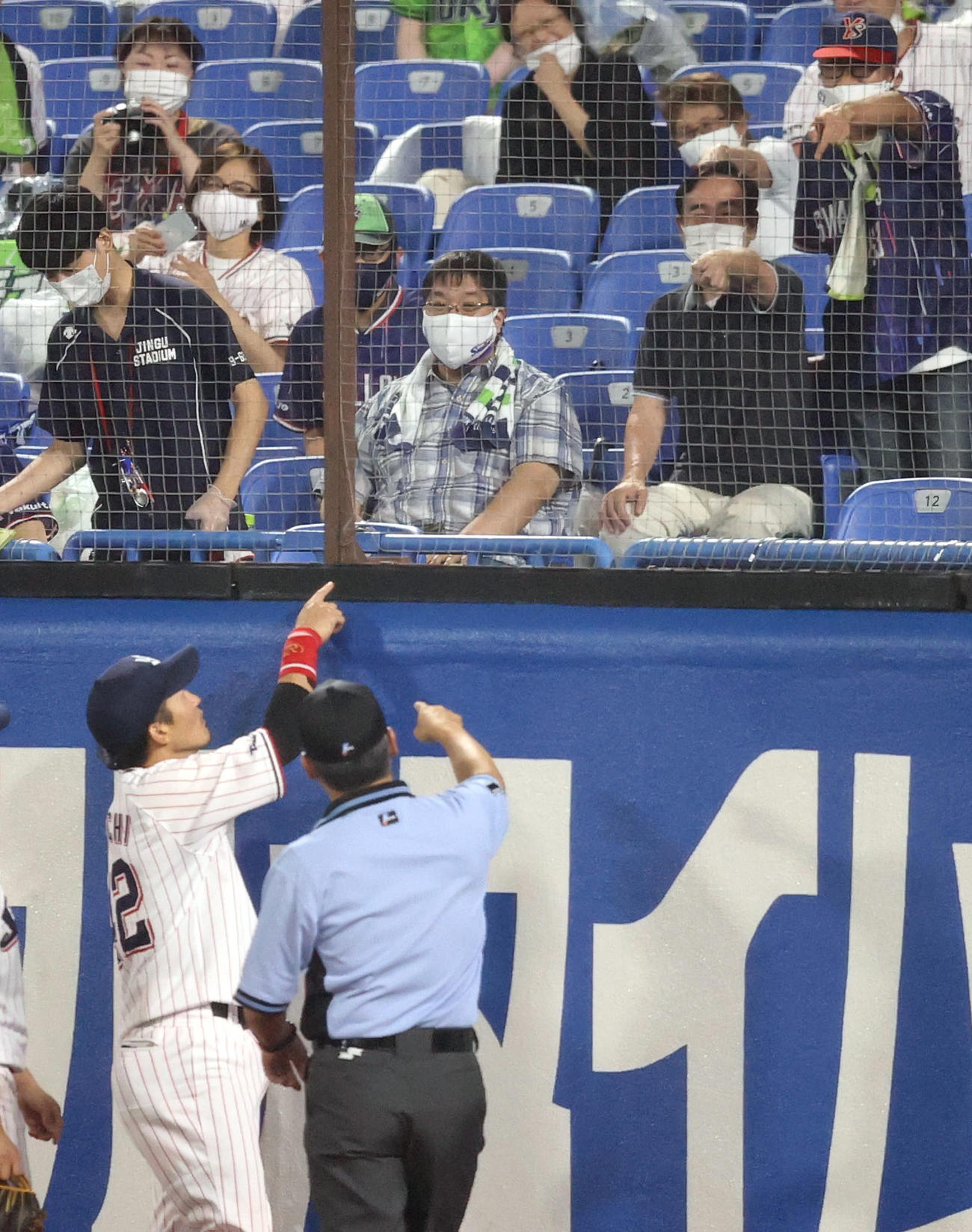 7回表巨人無死、重信の打球が右翼ネットを突き破り、二塁打となる。中堅手坂口（左）とファンが審判に指摘する（撮影・狩俣裕三）