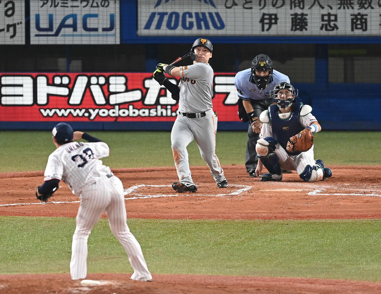 ヤクルト対巨人　7回表巨人2死、中越えソロ本塁打を放つ丸。投手梅野（撮影・鈴木みどり）