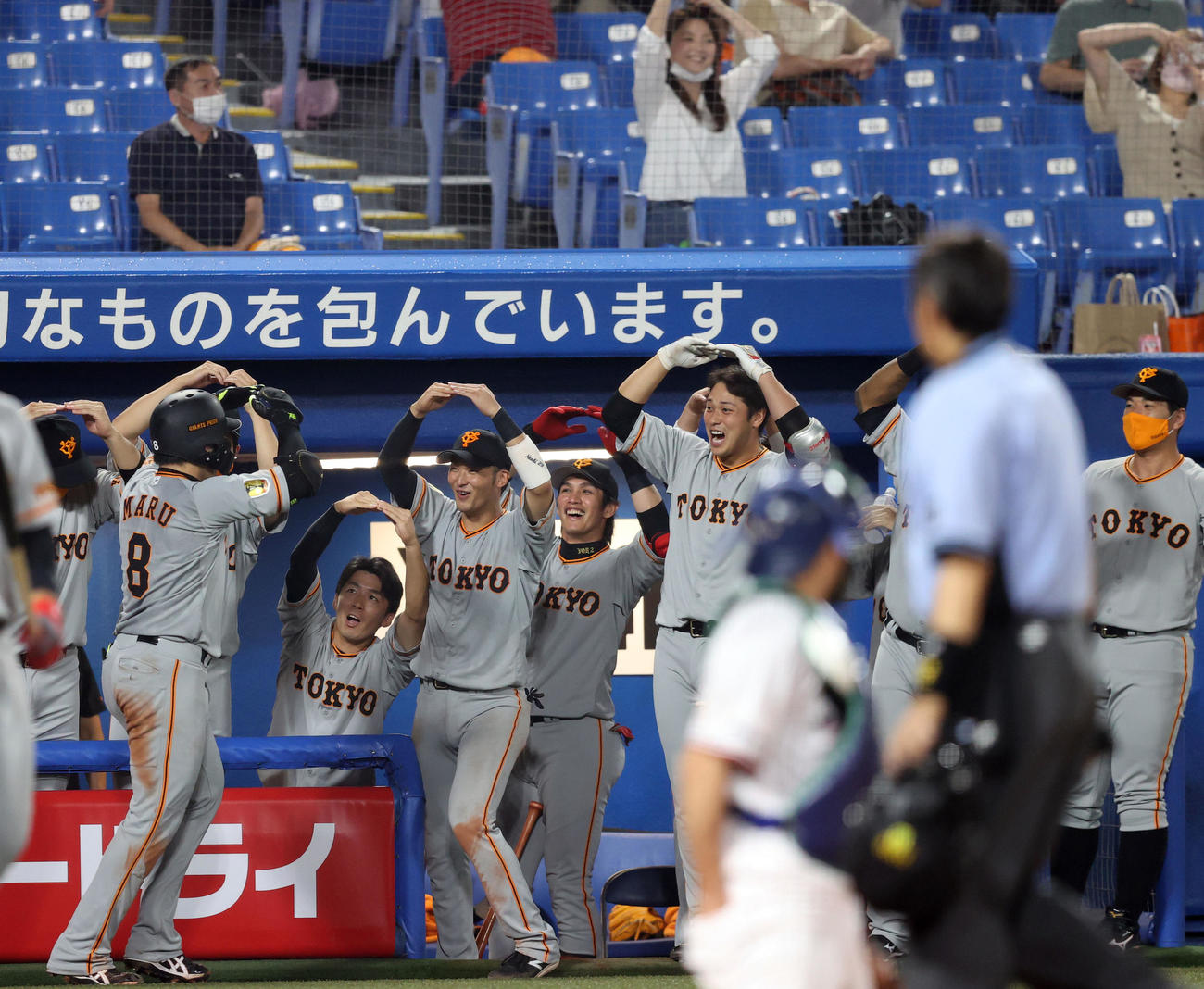 ヤクルト対巨人　7回表巨人2死、ソロ本塁打を放った丸（左）を丸ポーズで迎える巨人ベンチ（撮影・狩俣裕三）
