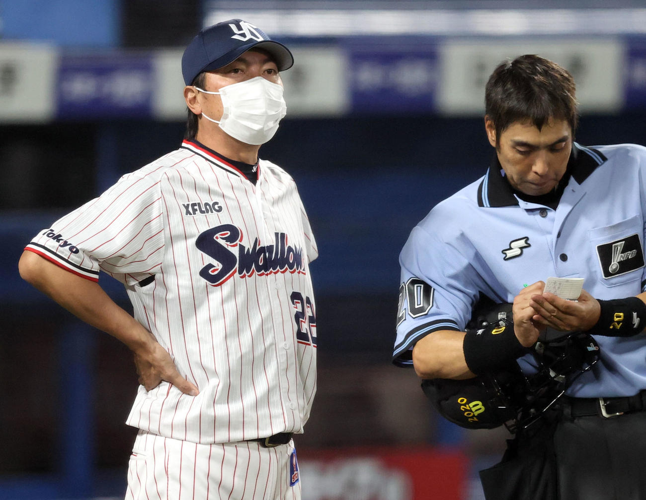 ヤクルト対巨人　8回裏を終え、選手の交代を告げる高津監督（撮影・狩俣裕三）