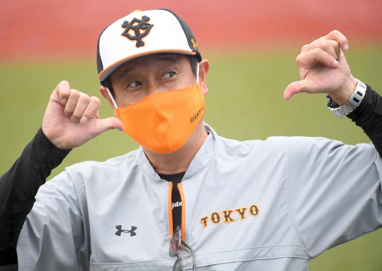 ヤクルト対巨人　この日からマスク着用となり、ポーズを決める宮本和知コーチ（撮影・たえ見朱実）