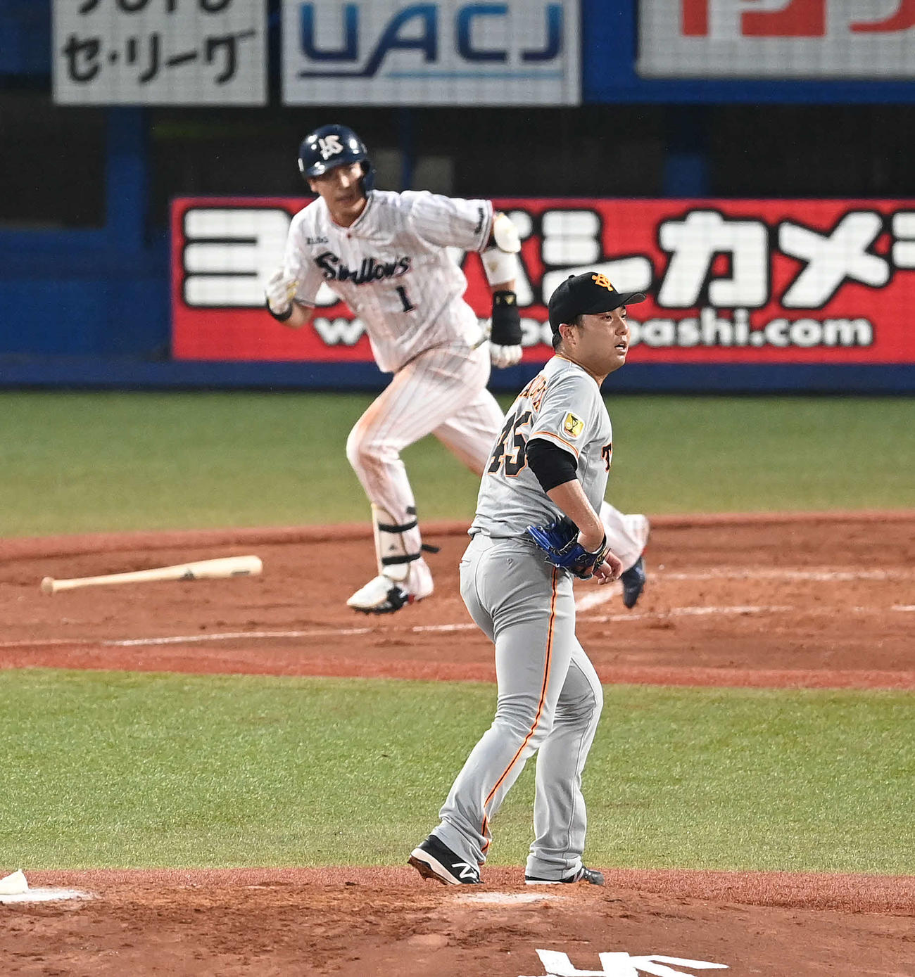 ヤクルト対巨人　2回裏ヤクルト2死二塁、山田哲に左前適時打を浴びる今村（撮影・鈴木みどり）
