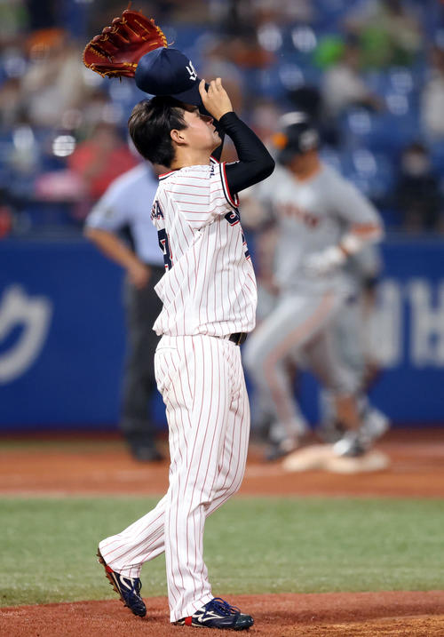 ヤクルト対巨人 4回表巨人無死一塁、大城卓三(後方)に2点本塁打を浴びるヤクルト先発の吉田喜(撮影・狩俣裕三)