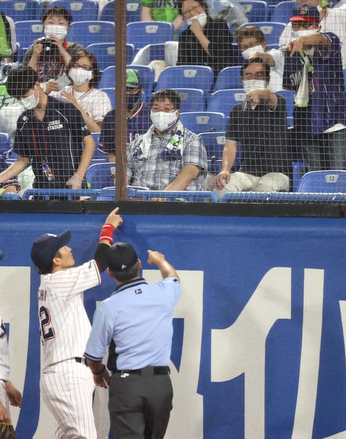 7回表巨人無死、重信の打球が右翼ネットを突き破り、二塁打となる。中堅手坂口(左)とファンが審判に指摘する(撮影・狩俣裕三)