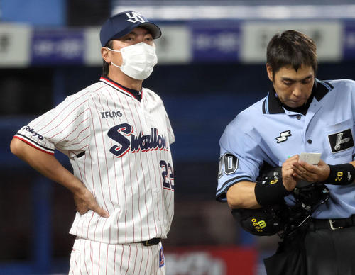 ヤクルト対巨人 8回裏を終え、選手の交代を告げる高津監督(撮影・狩俣裕三)