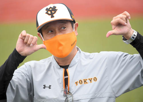 ヤクルト対巨人 この日からマスク着用となり、ポーズを決める宮本和知コーチ(撮影・たえ見朱実)