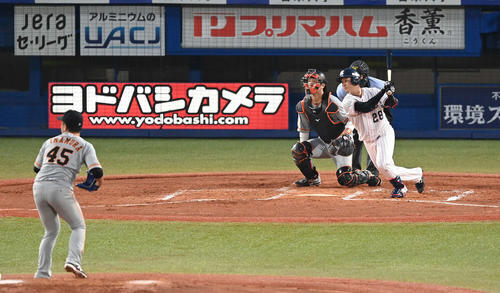 ヤクルト対巨人 2回裏ヤクルト無死二、三塁、先制の右2点適時打を放つ吉田喜。投手今村(撮影・鈴木みどり)