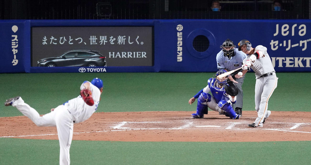 中日対巨人　8回表巨人無死一塁、二塁打を放つ坂本。投手福（撮影・江口和貴）