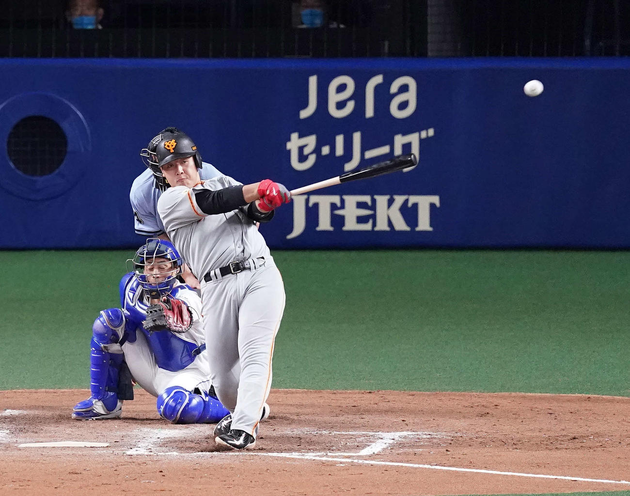 中日対巨人　8回表巨人無死満塁、2点適時二塁打を放つ岡本（撮影・江口和貴）