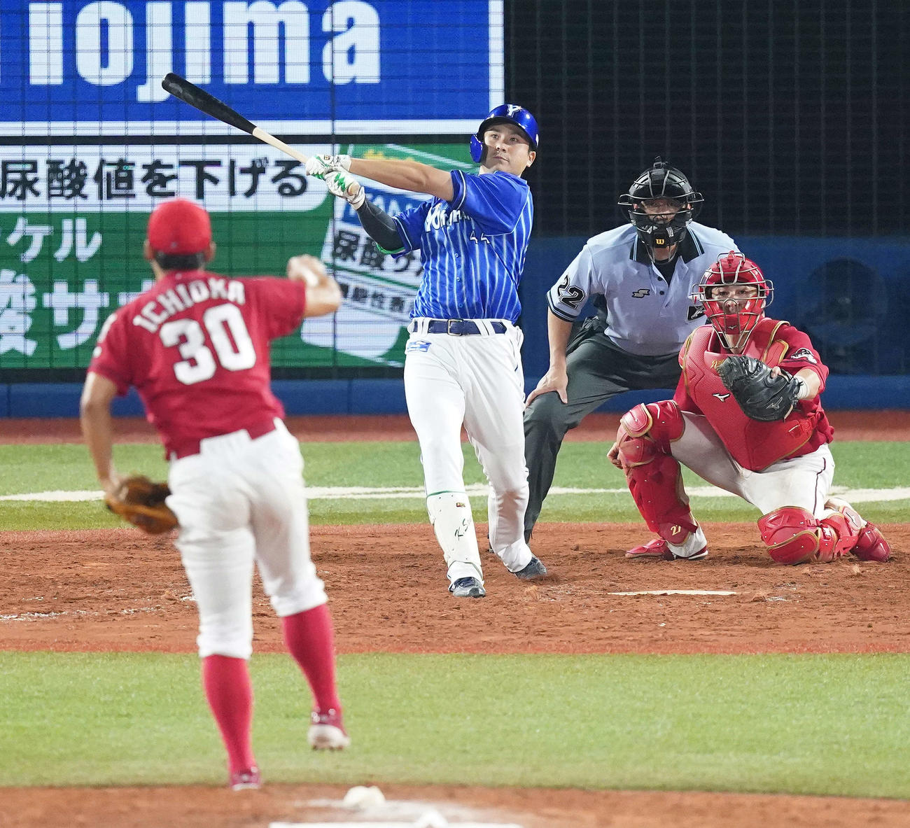 DeNA対広島　9回裏DeNA1死満塁、サヨナラ満塁本塁打を放つ佐野。投手一岡（撮影・江口和貴）
