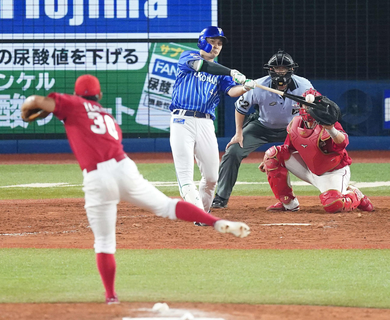 DeNA対広島　9回裏DeNA1死満塁、サヨナラ満塁本塁打を放つ佐野。投手一岡（撮影・江口和貴）