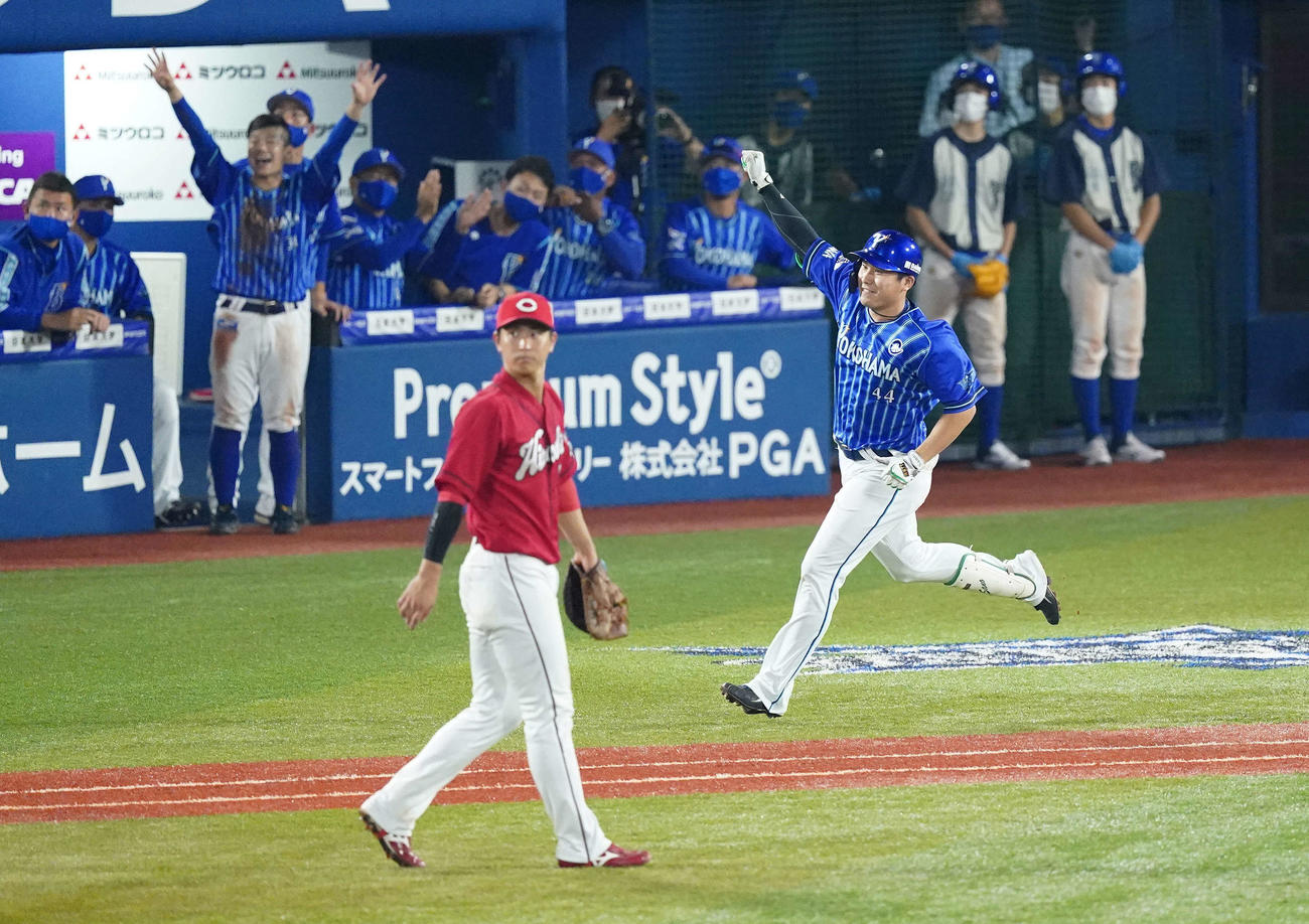 DeNA対広島　9回裏DeNA1死満塁、サヨナラ満塁本塁打を放ちガッツポーズを決める佐野（右）。左は一塁手堂林（撮影・江口和貴）