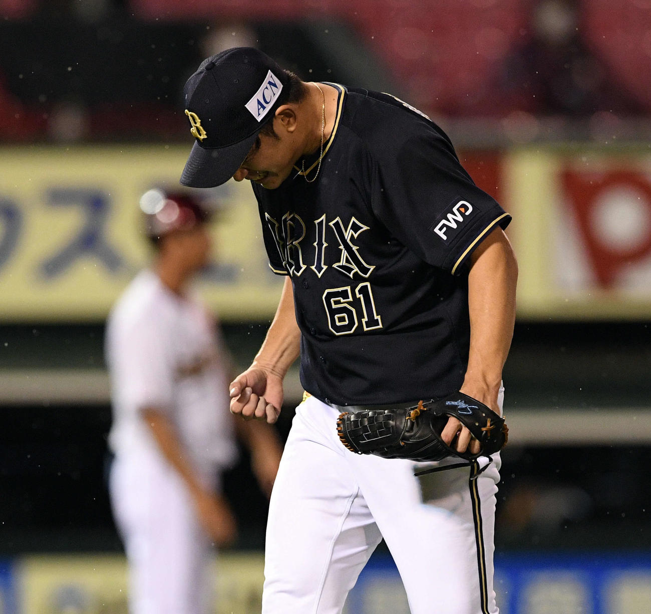 楽天対オリックス　5回裏楽天2死二塁、鈴木大を二飛に打ち取り気合の入った表情を見せる榊原（撮影・滝沢徹郎）