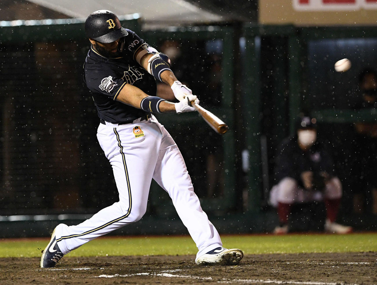 楽天対オリックス　8回表オリックス1死二、三塁、アデルリン・ロドリゲスは2点適時二塁打を放つ（撮影・滝沢徹郎）