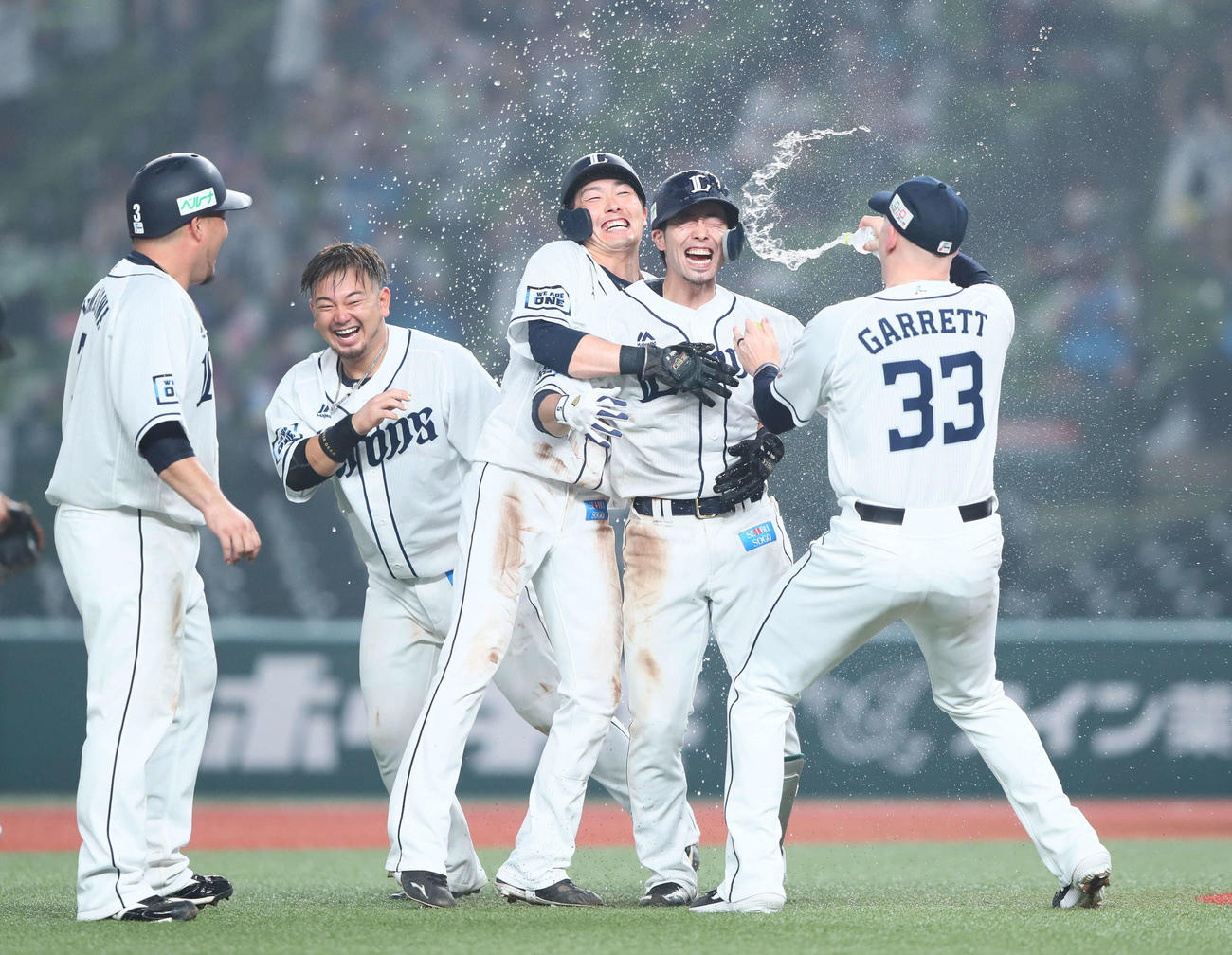 西武対ロッテ　9回裏西武1死一、二塁、サヨナラ打の外崎（右から2人目）はナインから手荒い祝福を受ける（撮影・足立雅史）