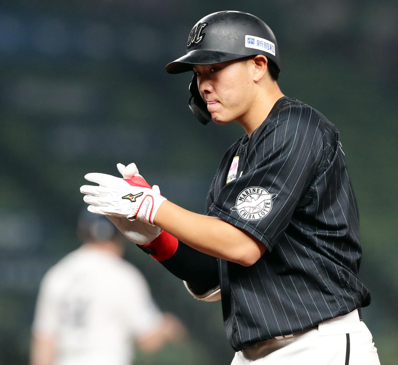 西武対ロッテ　4回表ロッテ1死三塁、安田は右適時打を放ち、拍手（撮影・浅見桂子）