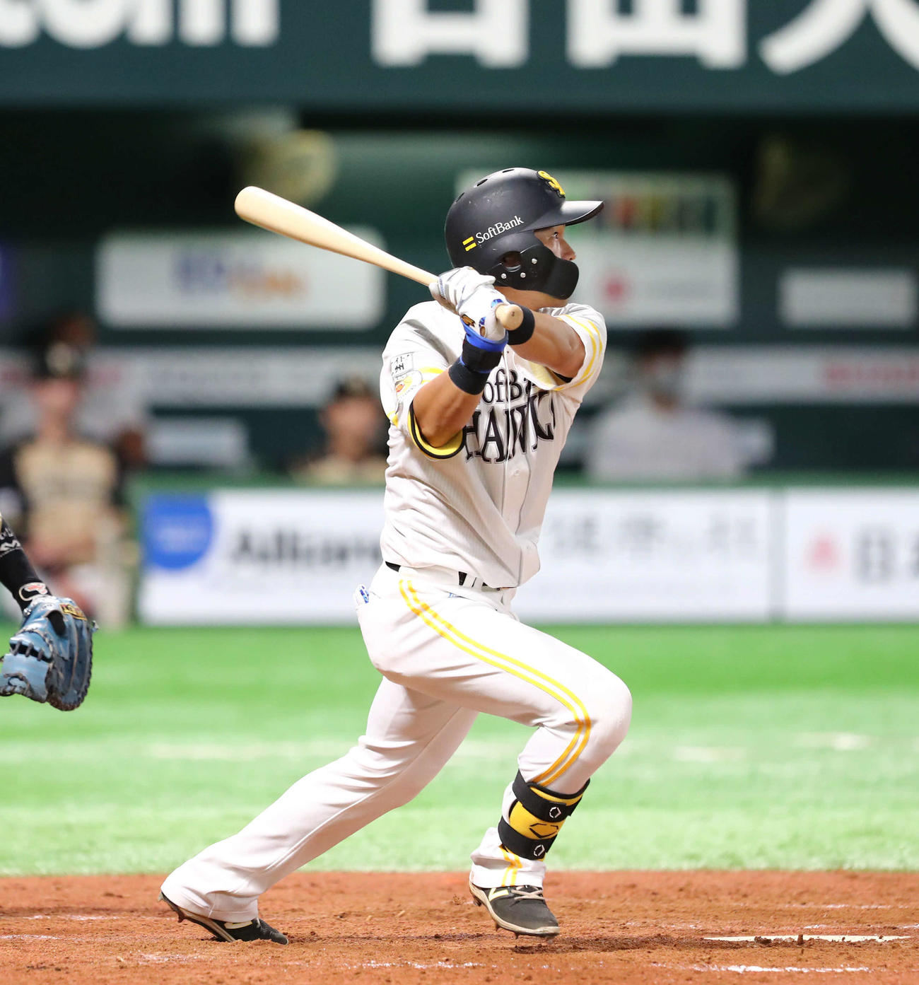 ソフトバンク対日本ハム　3回裏ソフトバンク1死二、三塁、中越え2点適時二塁打を放つ中村晃（撮影・梅根麻紀）