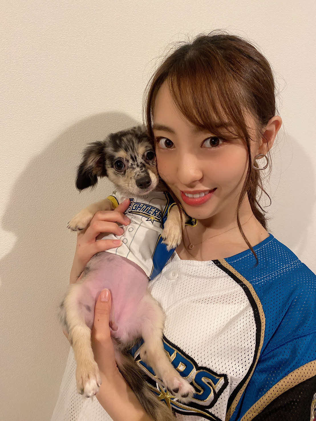 愛犬アネラちゃんとおそろいのユニホーム姿