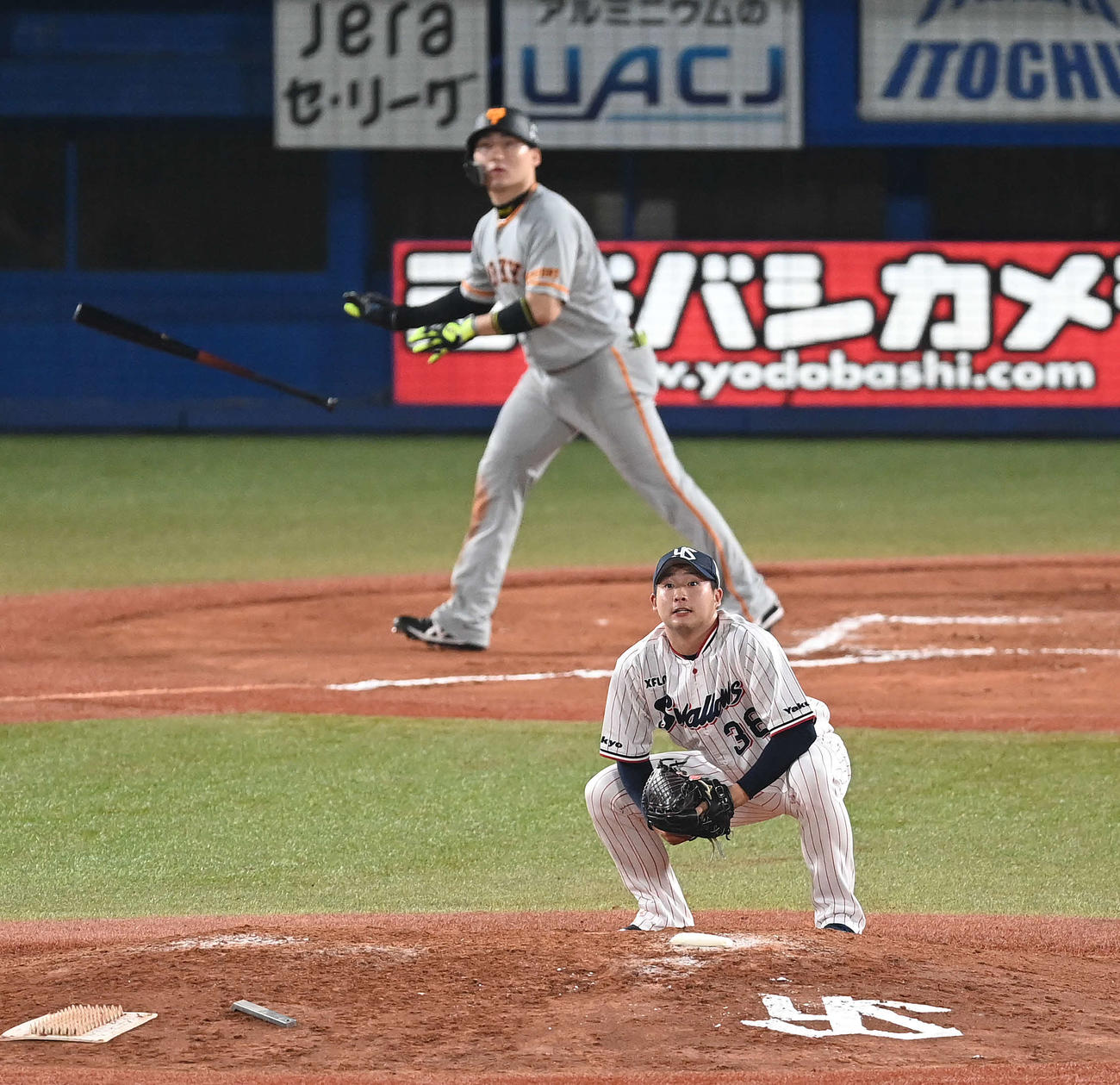 ヤクルト対巨人　7回表巨人2死、丸に中越えソロ本塁打を浴びる梅野（撮影・鈴木みどり）