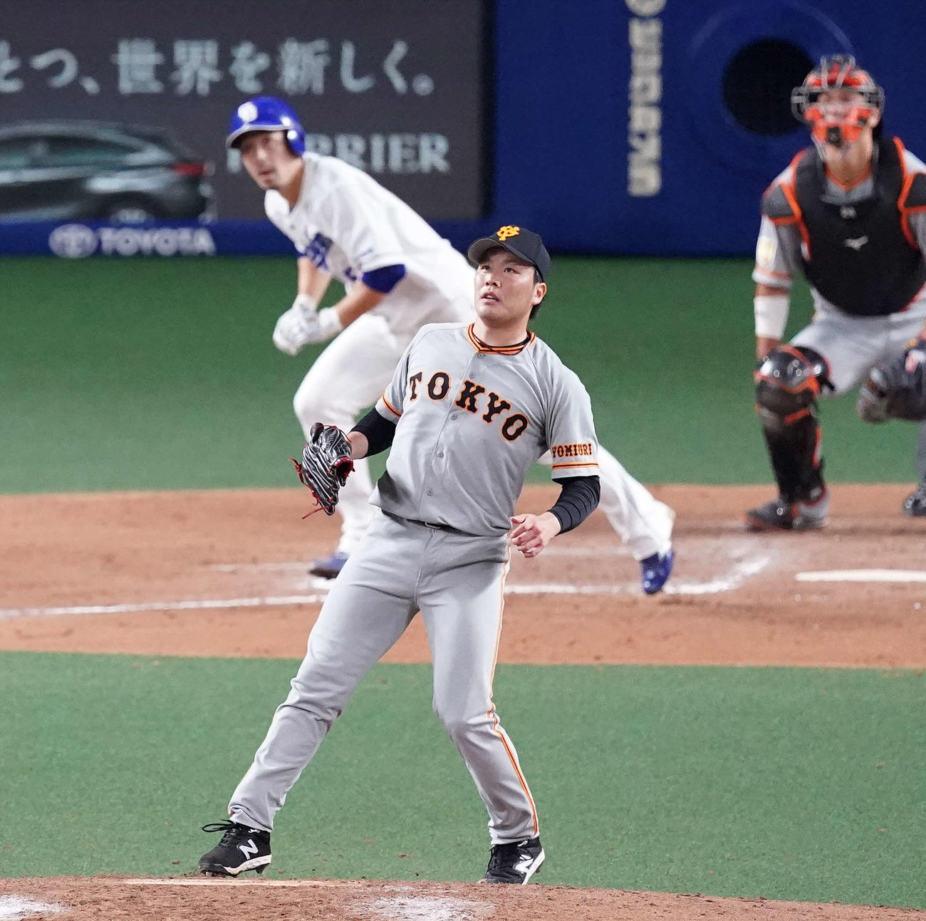 22日の中日対巨人　7回裏中日1死満塁、阿部（後方左）に犠飛を許す藤岡（撮影・江口和貴）