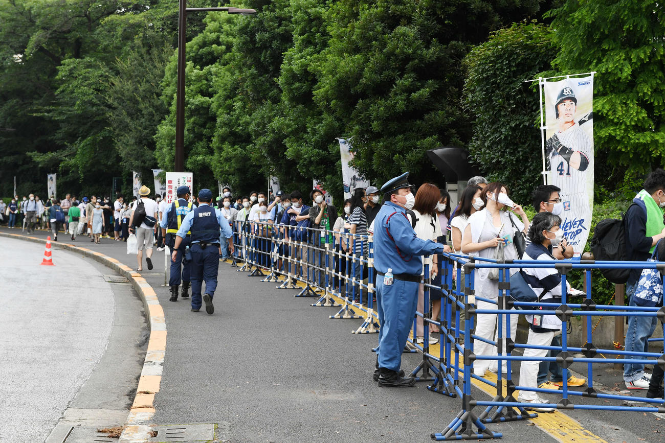 ヤクルト対巨人　外野の入場待機列に並ぶファン（撮影・鈴木みどり）