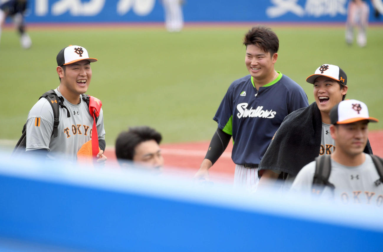 ヤクルト対巨人　試合前、笑顔を見せるヤクルト村上と巨人岡本（撮影・たえ見朱実）