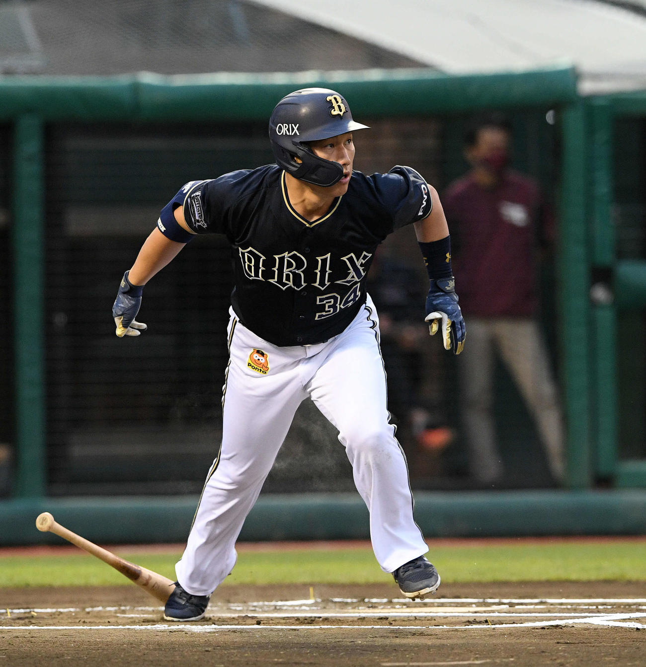 楽天対オリックス　1回表オリックス1死二塁、吉田正は先制の中前適時打を放つ（撮影・滝沢徹郎）