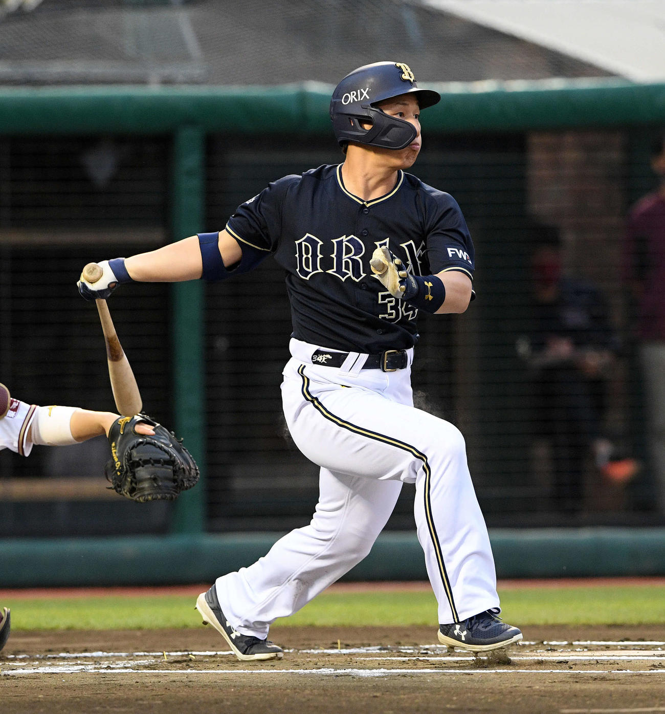 楽天対オリックス　1回表オリックス1死二塁、吉田正は先制の中前適時打を放つ（撮影・滝沢徹郎）