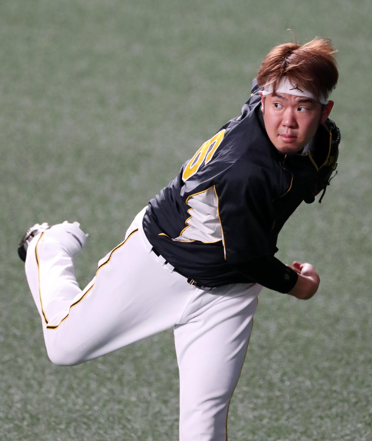 中日対阪神　練習でキャッチボールする西勇（撮影・加藤哉）