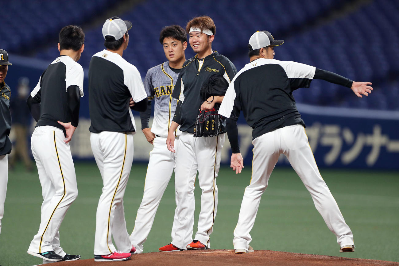 中日対阪神　ナゴヤドームのマウンドを確認する西勇（右から2人目）ら阪神投手陣（撮影・前田充）