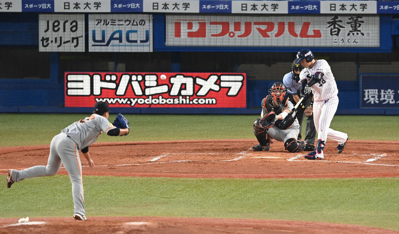 ヤクルト対巨人　2回裏ヤクルト無死二、三塁、先制の右2点適時打を放つ吉田喜。投手今村（撮影・鈴木みどり）